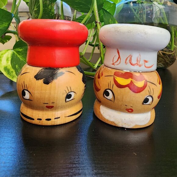 Vintage Salty Peppy Handpainted Carved Salt n Pepper Shakers Mini Short Small - Picture 11 of 11